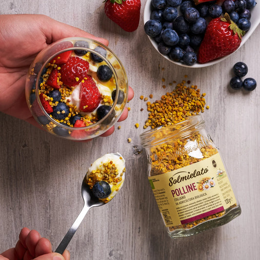 Polline biologico siciliano a colazione con yogurt e frutta