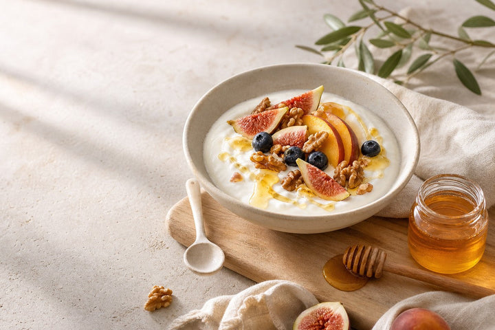 Yogurt con frutta, noci e miele: una ricetta semplice per ogni giorno