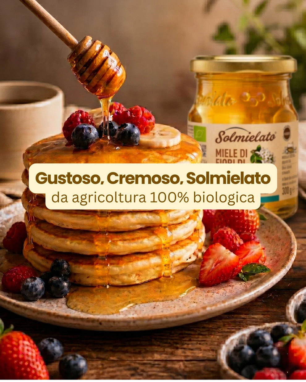 miele sui pancake con frutta a colazione